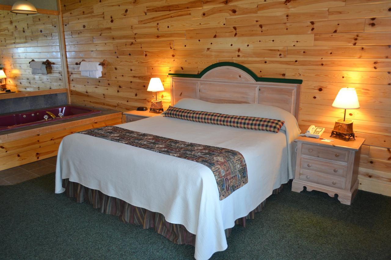 Crooked River Lodge Alanson Exterior photo