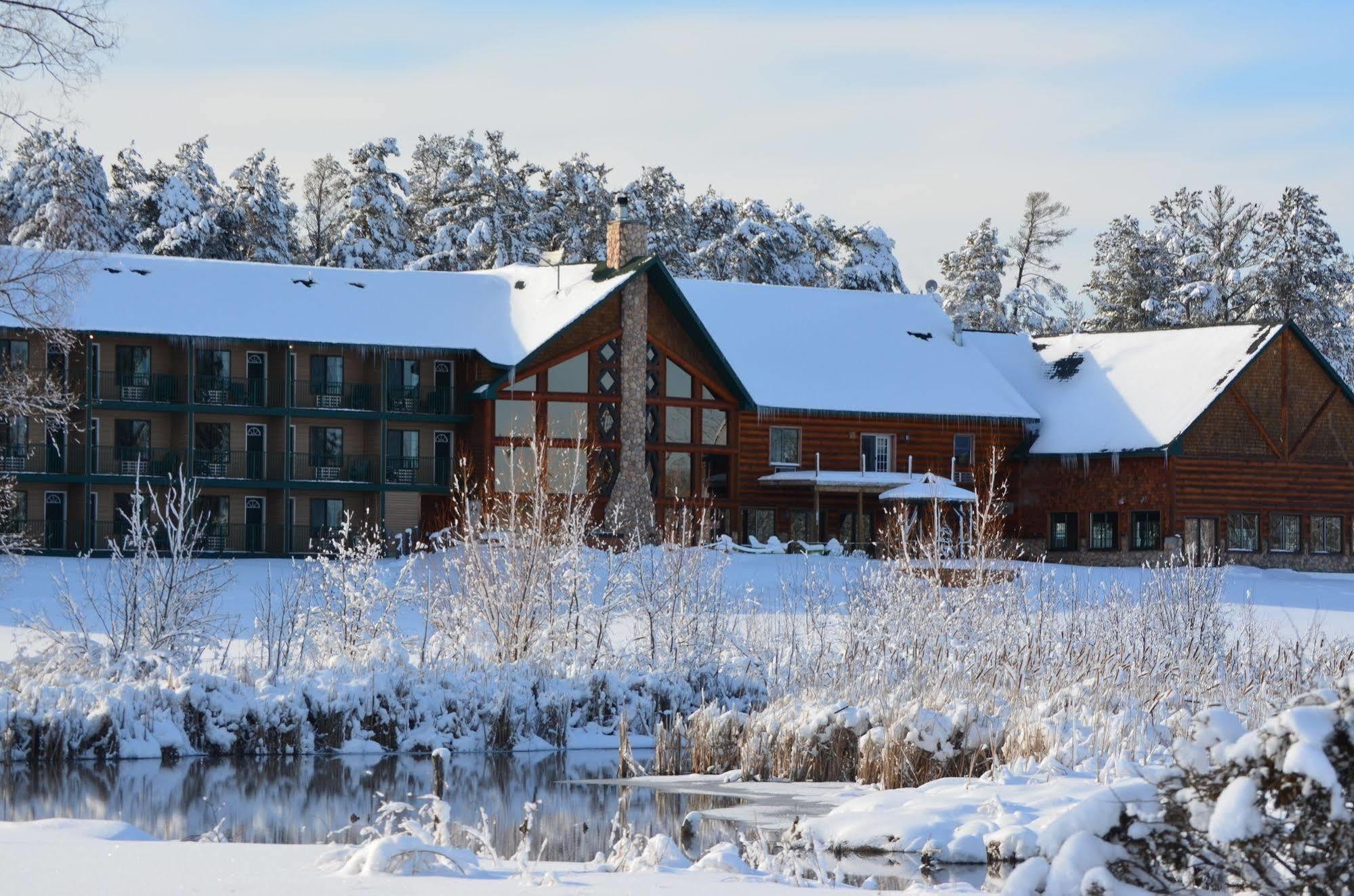 Crooked River Lodge Alanson Exterior photo