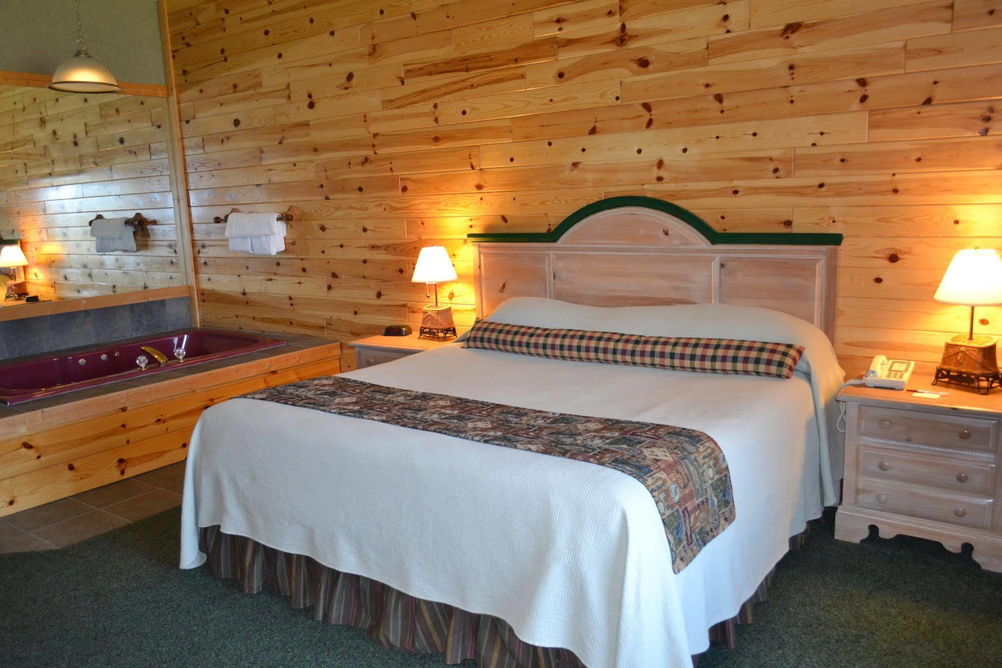 Crooked River Lodge Alanson Exterior photo