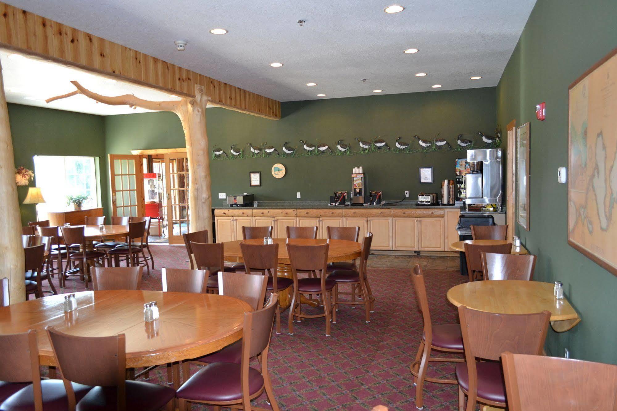 Crooked River Lodge Alanson Exterior photo